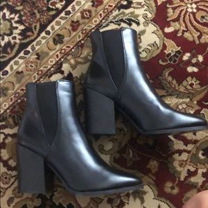 Black trendy booties heel